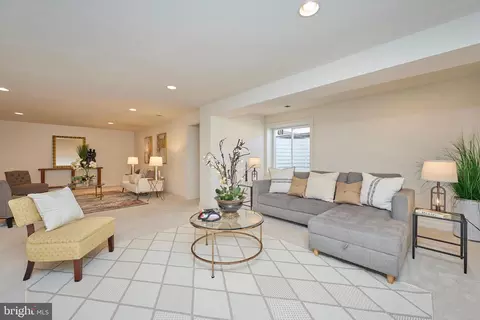 Living - 6910 Bitterroot Ct, Gainesville, VA 20155 photo 12 of 12