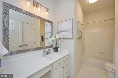 Bath - 6910 Bitterroot Ct, Gainesville, VA 20155 photo 6 of 6
