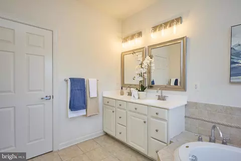 Bath - 6910 Bitterroot Ct, Gainesville, VA 20155 photo 3 of 6