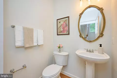 Bath - 6910 Bitterroot Ct, Gainesville, VA 20155 photo 1 of 6