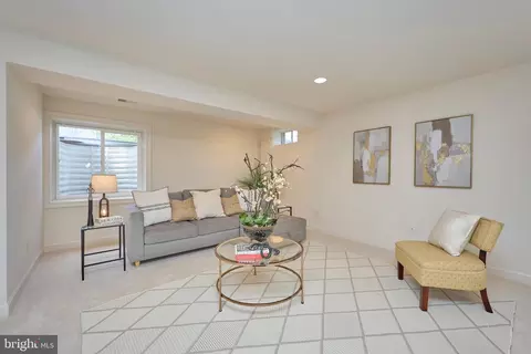Living - 6910 Bitterroot Ct, Gainesville, VA 20155 photo 9 of 12