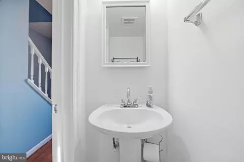 Entry Way - 7526 Campbell Ct, Manassas, VA 20109 photo 4 of 6