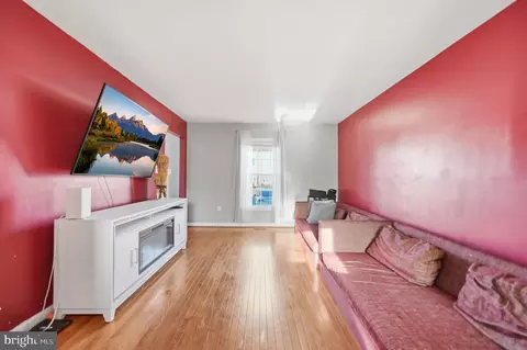Living - 7526 Campbell Ct, Manassas, VA 20109 photo 1 of 1