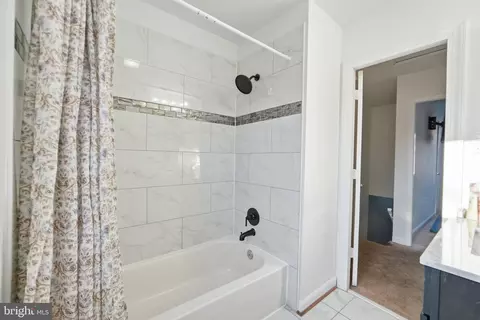Bath - 7526 Campbell Ct, Manassas, VA 20109 photo 2 of 3