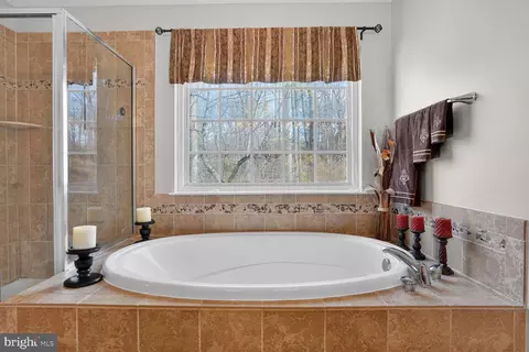 Bath - 3308 Mccorkle Ct, Triangle, VA 22172 photo 2 of 4