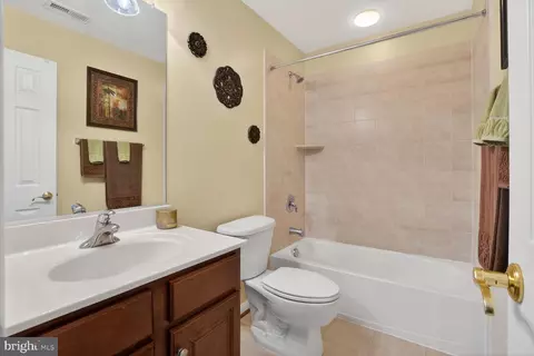 Bath - 3308 Mccorkle Ct, Triangle, VA 22172 photo 3 of 4