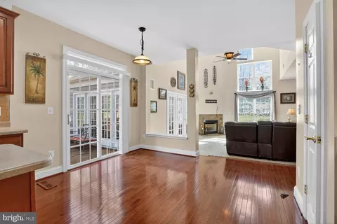 Entry Way - 3308 Mccorkle Ct, Triangle, VA 22172 photo 4 of 12