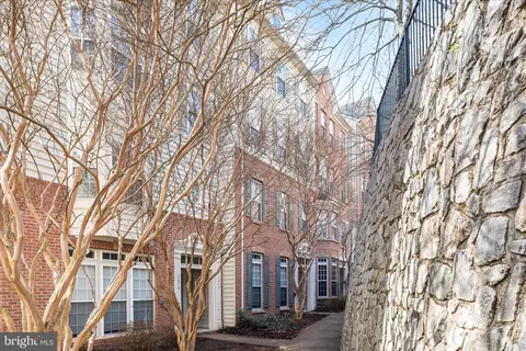 2464 Eastbourne Dr, Woodbridge, VA 22191