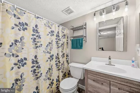 Bath - 2932 Nicely Ct, Dumfries, VA 22026 photo 3 of 3