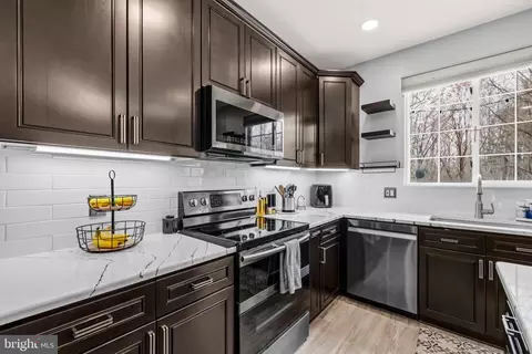 Kitchen - 2932 Nicely Ct, Dumfries, VA 22026 photo 4 of 7