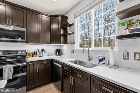 Kitchen - 2932 Nicely Ct, Dumfries, VA 22026 photo 6 of 7