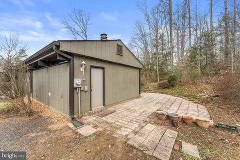 Exterior - 7202 Danny Ln, Manassas, VA 20112 photo 4 of 12