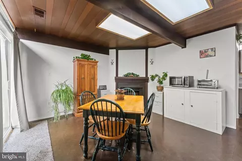 Dining - 7202 Danny Ln, Manassas, VA 20112 photo 3 of 3