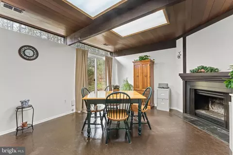 Dining - 7202 Danny Ln, Manassas, VA 20112 photo 2 of 3