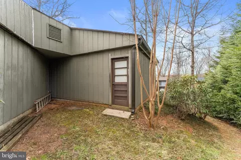 Exterior - 7202 Danny Ln, Manassas, VA 20112 photo 2 of 12