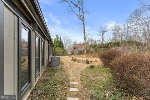 Exterior - 7202 Danny Ln, Manassas, VA 20112 photo 6 of 12