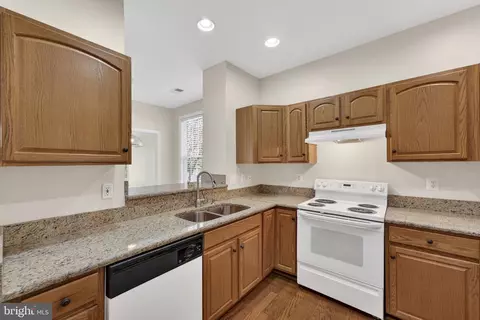 Kitchen - 6922 Walnut Hill Dr, Gainesville, VA 20155 photo 2 of 5