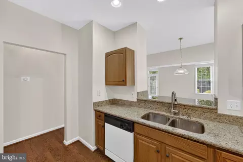 Entry Way - 6922 Walnut Hill Dr, Gainesville, VA 20155 photo 8 of 10