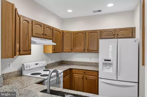 Kitchen - 6922 Walnut Hill Dr, Gainesville, VA 20155 photo 5 of 5