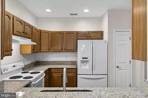 Kitchen - 6922 Walnut Hill Dr, Gainesville, VA 20155 photo 4 of 5