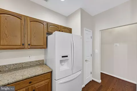 Entry Way - 6922 Walnut Hill Dr, Gainesville, VA 20155 photo 7 of 10