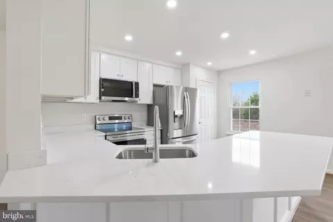 Kitchen - 14275 Newbern Loop, Gainesville, VA 20155 photo 2 of 2
