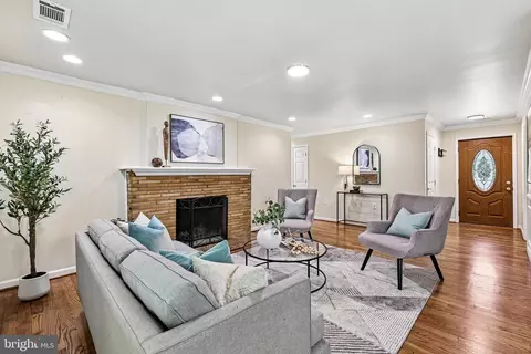 Living - 18328 Sharon Rd, Triangle, VA 22172 photo 2 of 3