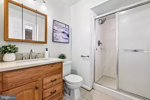 Bath - 18328 Sharon Rd, Triangle, VA 22172 photo 1 of 3