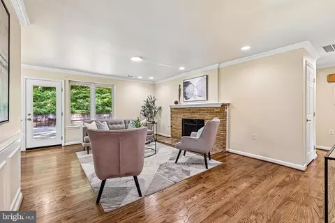 Living - 18328 Sharon Rd, Triangle, VA 22172 photo 3 of 3