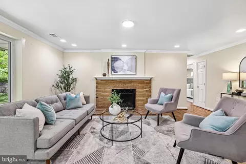 Living - 18328 Sharon Rd, Triangle, VA 22172 photo 1 of 3