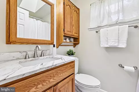 Bath - 18328 Sharon Rd, Triangle, VA 22172 photo 2 of 3