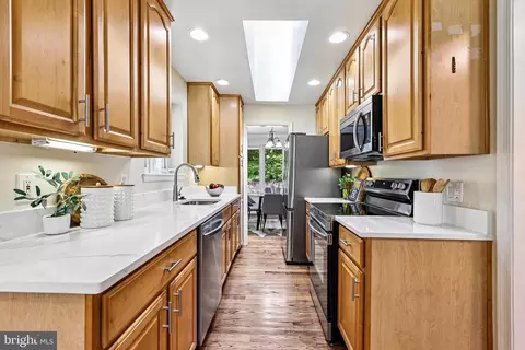 Kitchen - 18328 Sharon Rd, Triangle, VA 22172 photo 2 of 3