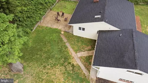 View/Area - 18328 Sharon Rd, Triangle, VA 22172 photo 8 of 14