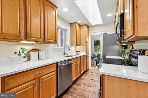 Kitchen - 18328 Sharon Rd, Triangle, VA 22172 photo 3 of 3