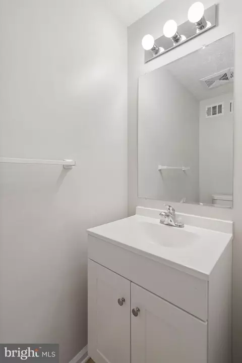 Bath - 3601 Wharf Ln, Triangle, VA 22172 photo 1 of 5