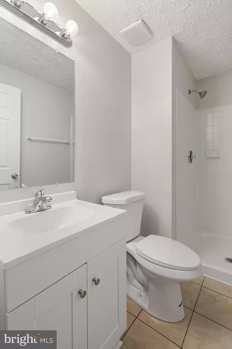 Bath - 3601 Wharf Ln, Triangle, VA 22172 photo 2 of 5