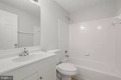 Bath - 3601 Wharf Ln, Triangle, VA 22172 photo 4 of 5
