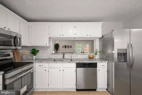 Kitchen - 3601 Wharf Ln, Triangle, VA 22172 photo 2 of 2