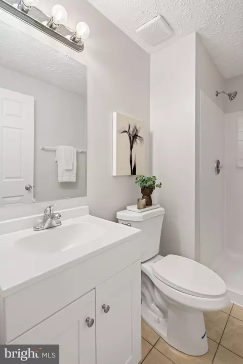 Bath - 3601 Wharf Ln, Triangle, VA 22172 photo 2 of 4
