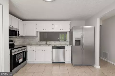 Kitchen - 3601 Wharf Ln, Triangle, VA 22172 photo 3 of 3