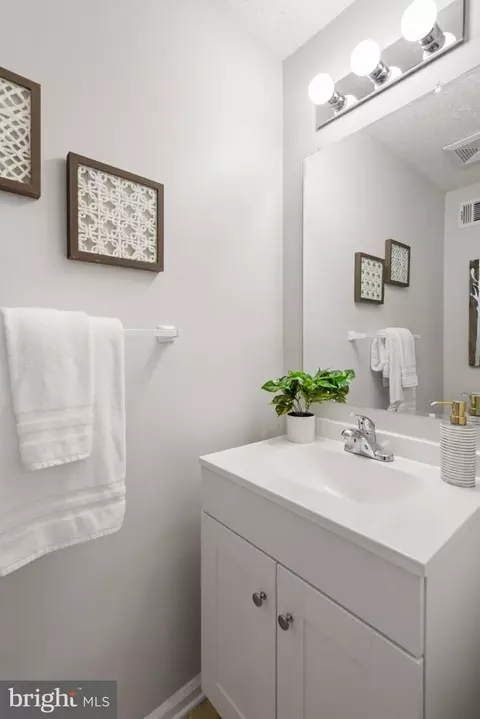Bath - 3601 Wharf Ln, Triangle, VA 22172 photo 1 of 4