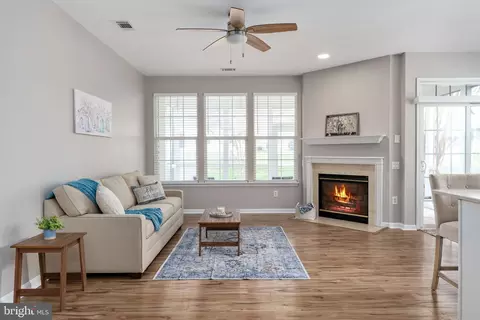Living - 12966 Dunbarton Dr, Bristow, VA 20136 photo 8 of 10