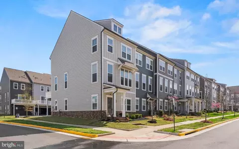 1601 Grove Chestnut Rd, Dumfries, VA 22026