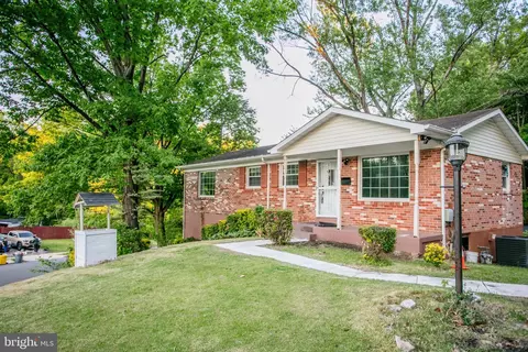 14810 Edgewater Dr, Woodbridge, VA 22193