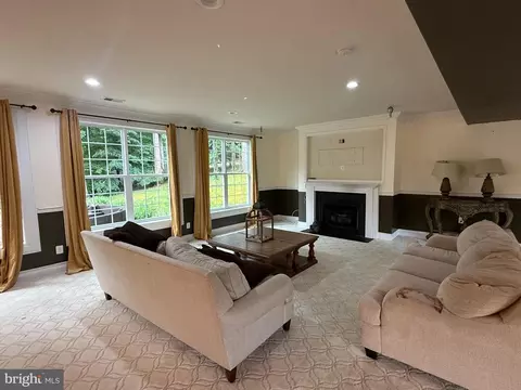 Living - 3209 Shoreview Rd, Triangle, VA 22172 photo 3 of 4