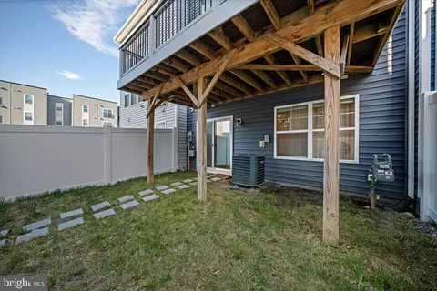 Exterior - 18218 Summit Pointe Dr, Triangle, VA 22172 photo 3 of 6