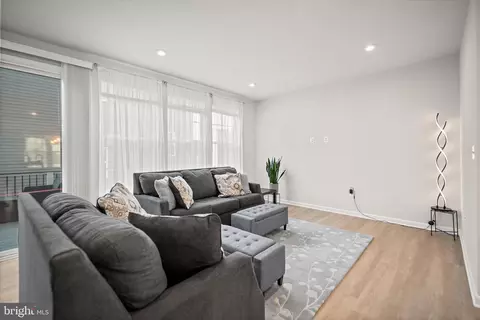 Living - 18218 Summit Pointe Dr, Triangle, VA 22172 photo 1 of 5