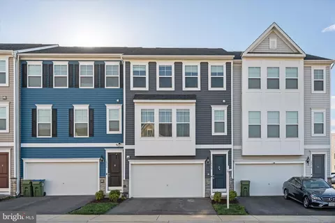 18218 Summit Pointe Dr, Triangle, VA 22172