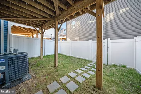 Exterior - 18218 Summit Pointe Dr, Triangle, VA 22172 photo 4 of 6