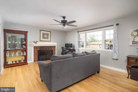 Living - 7707 Huron Dr, Gainesville, VA 20155 photo 1 of 4